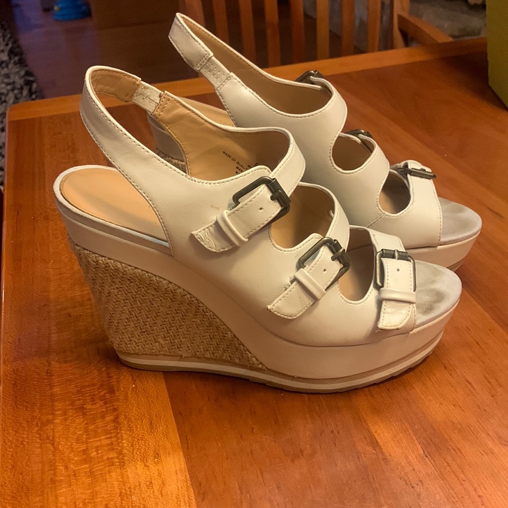 Nine west platform sandals in the color beige